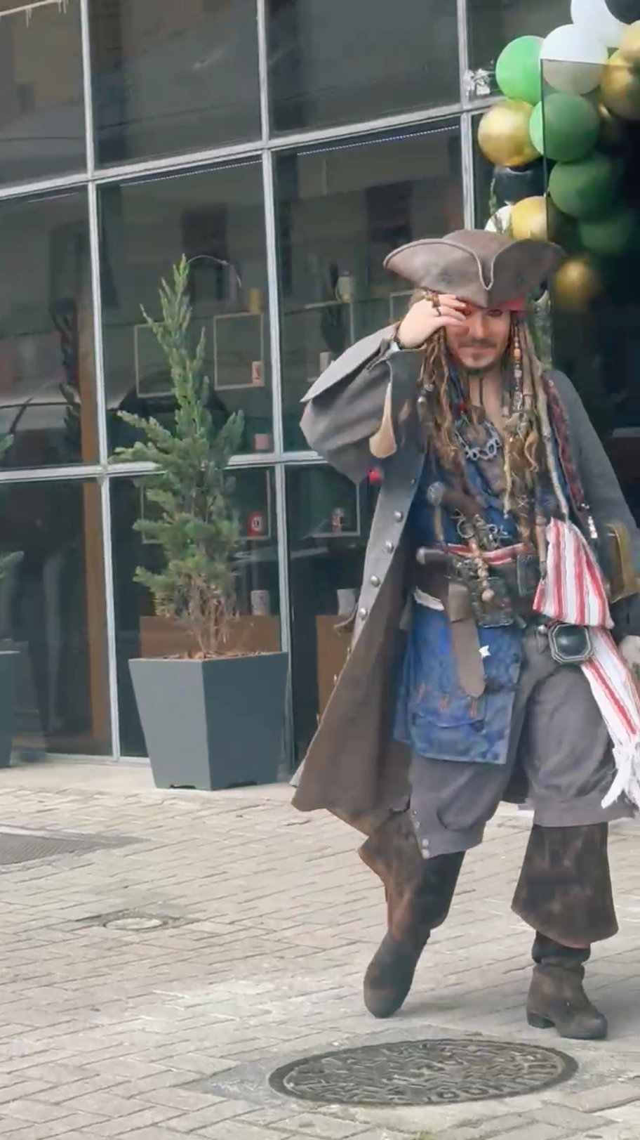 Capitão Jack Sparrow CWB🏴‍☠️ Capitão Jack Sparrow Brasileiro🇧🇷 Cosplay Jack sparrow 🏴‍☠️ Capitão Jack Sparrow Brasil🏴‍☠️🇧🇷 #jacksparrow #curitiba #piratesofthecaribbean #cover #foryou #fypシ #fyfyfyfy #jacksparrow #piratesofthecaribbean #medievaltiktok #fyp #disney #cosplayer #piratasdocaribe #jacksparrow #parati #capitanjacksparrow #capitaojacksparrow #tiktok #cosplay #cosplaybr #fantasia #piratetok #piratasdocaribe #brasil🇧🇷 #jonnydepp #vaiprofycaramba #piratesofthecarribean #atuacao #arte #piratesofthecaribbean #tortuga #viraliza #viral #viralizaaaaaaaaaaaaaaaaaaaaa #foryou #foryoupage #fypシ #foryou #tanaforyou #vaiprofycaramba #fyyyyyyyyyyyyyyyy #parati #mandaumtiktok #fy #fyppppppppppppppppppppppp #fypシ゚viral #dublagem #tortuga #arte #artista #performance #performanceartistica #ator #atuação #fyyyyyyyyyyyyyyyy #navio #naviopirata #jacksparrowrun #jacksparrowrunchallange #filme #movie #piratesofthecaribbeantheme #piratesofthecaribbeanedit #piratemovie #sea #geek #mundogeek #trending #trend #humor #comedia #felicidad #feliz #alegria #animacao #animacaotiktok #serfeliz