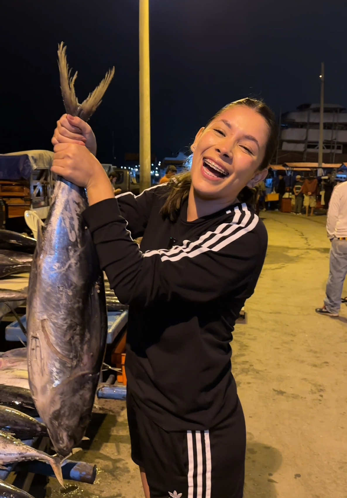 Mi Manta está de fiesta!! Y obvio yo no me podía quedar sin celebrar, así que por eso fui a conocer de cerquita como es la vida de los comerciantes en nuestro mercado de Mariscos de Playita Mía🙌🏻 Estoy tan orgullosa de pertenecer a esta tierrita de gente trabajadora💙 #comedia #viral #ecuador #fyp #historias 