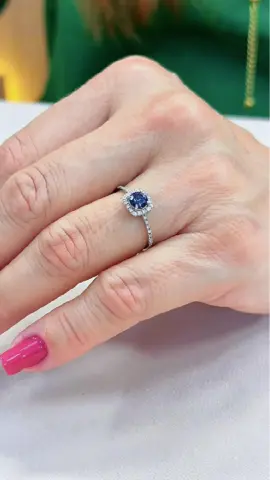 Conheça o Blue Diamond, o raro e irresistível amigo das mulheres! 💎 Um diamante exclusivo que combina sofisticação e charme incomparável. Para quem sabe que elegância não tem limites! 💙✨ #BlueDiamond #JoiasVIP #LuxoEterno #DiamanteRaro #ElegânciaIntemporal