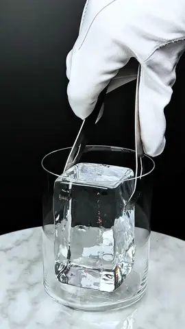 🧊When ice deserves a standing ovation🧊 They say every detail matters, and here's the proof - one crystal clear detail that sets the tone for the entire evening. These ice cubes don't just cool your drink, they elevate it to a whole new level! Each cube is a work of art, so transparent you can see your best ideas through it. Sip, enjoy, and know — with ice like this, you're always at the top of your game! 🥃✨ #clearice #cocktails #bar #premium #luxury 