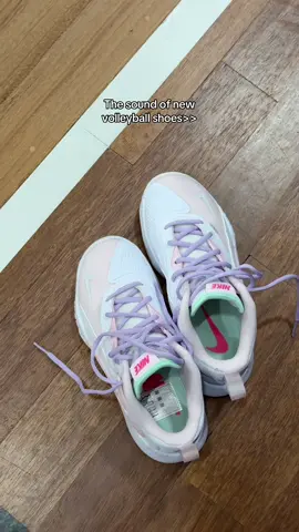 Not a big fan so far i have to say 😅 BUT THE COLORS 😍😍😍💖 #volleyball #newshop #shoeunboxing #unboxing #asmr #volleyballplayer #volleyballshoes #nikeshoes 