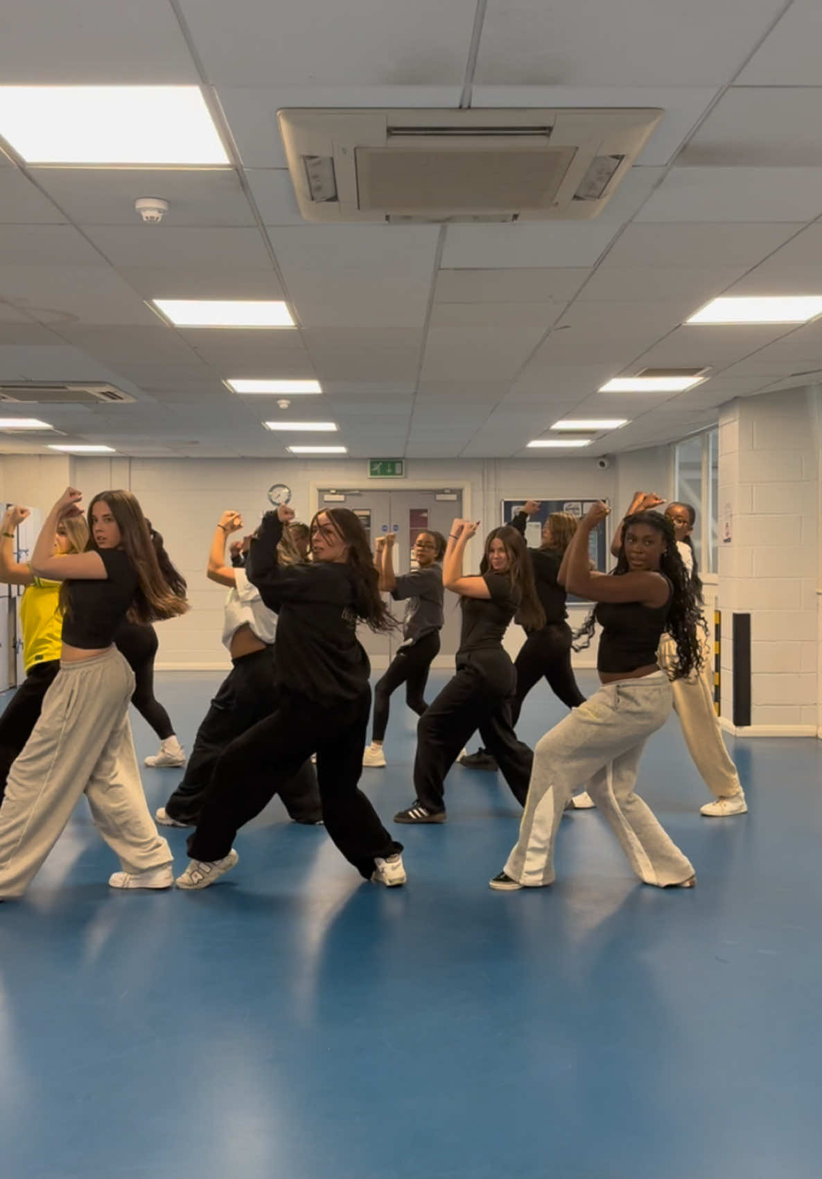 HOLD YOU 🫱🏾‍🫲🏼 #dance #fyp #foryoupage #foryour #fyppp #dancer #dancers #dancechallenge #choreography #fyppp 