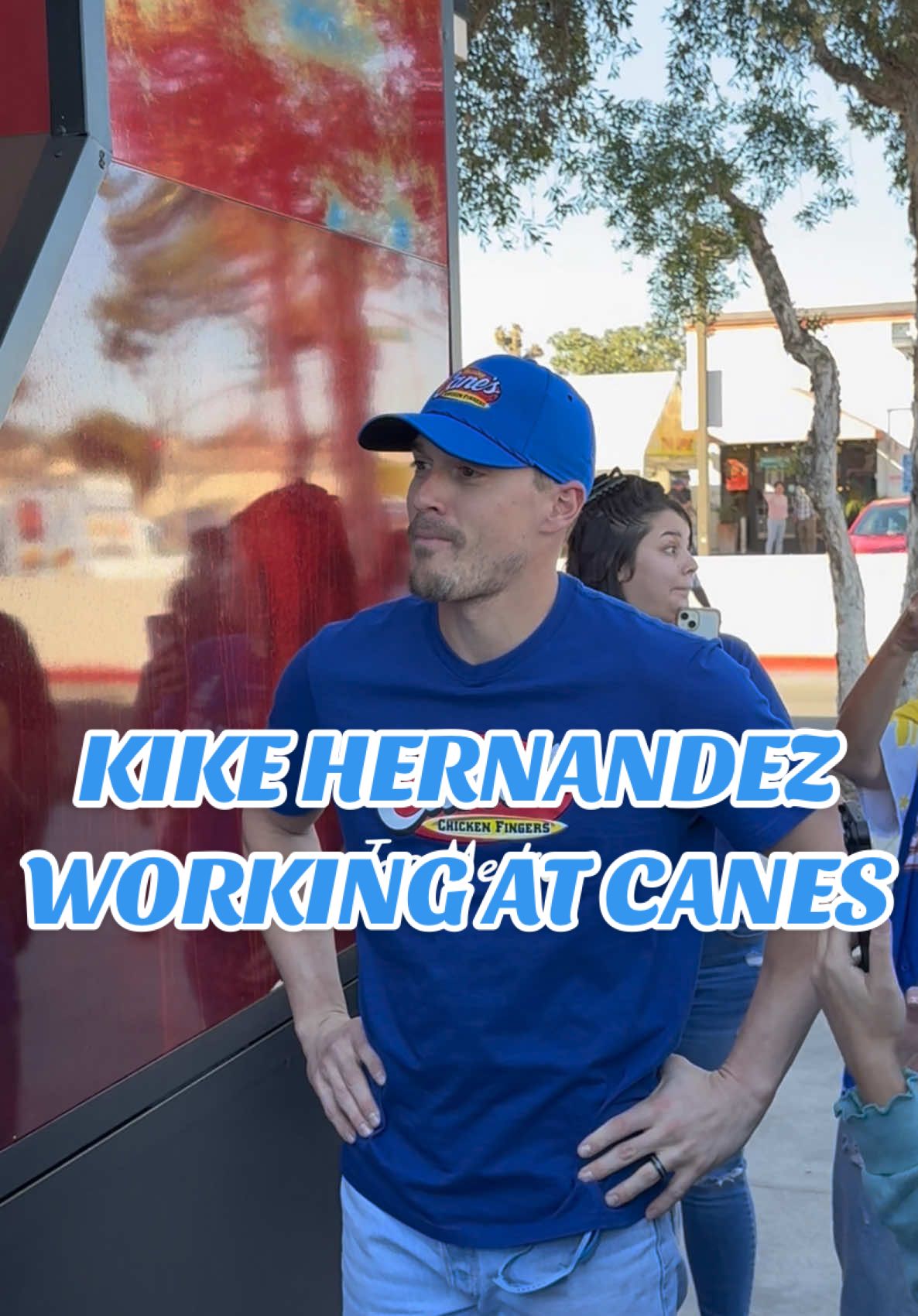 Kike Hernandez from the Dodgers working at Raising Canes at the city of Alhambra, CA #Dodgers #KikeHernandez #WorldSeries #LosDodgers #LADodgers #DodgersNation #RaisingCanes @Los Angeles Dodgers 