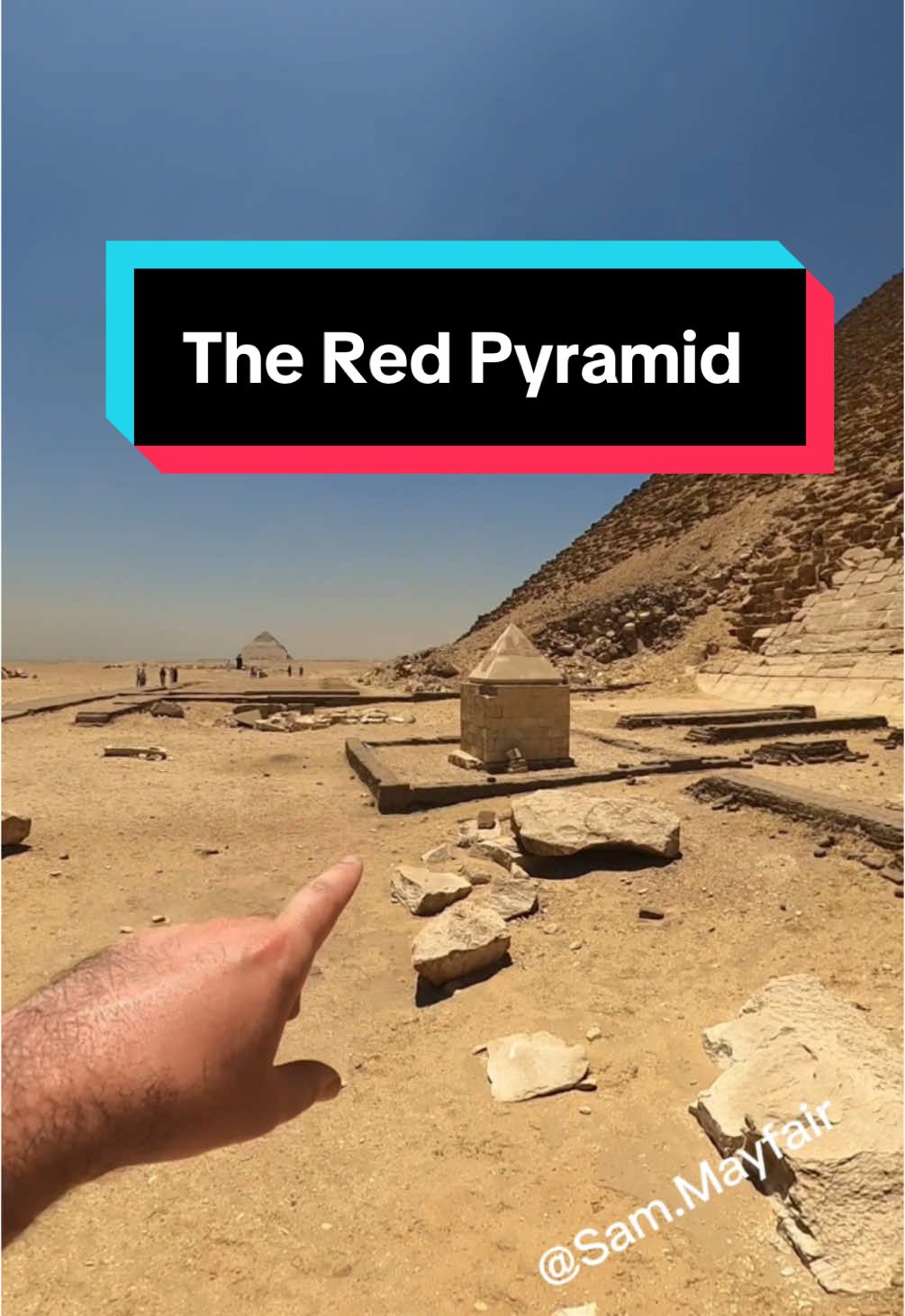 Explaining th Red Pyramid, not one for the claustrophobic! #sam_mayfair #learnwithtiktok #LearnOnTikTok #PlacesToVisit #egyptology #ancientegypt #pyramids #pyramid 