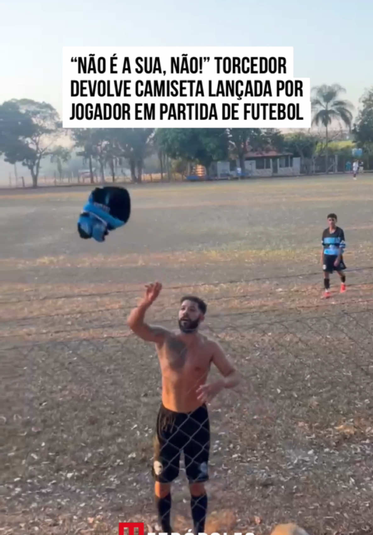 ⚽👕 #Torcedor é um ser exigente, né? Ao fim de uma partida de #futebol, os jogadores de um time resolveram atender ao pedido dos torcedores para lançar as #camisas usadas no jogo.  No entanto, com clara preferência por outro jogador, um torcedor atrevido devolve a camiseta que recebeu do #atleta chamado de Abençoado, também conhecido como o homem do banco de reservas. “Não é a sua, não”, diz o garoto jogando a camisa de volta no campo. A cena, levada de um jeito #descontraído pelo jogador rejeitado, gerou risadas em quem estava presente. Mas e você? O que achou da atitude do rapaz?  #TikTokNotícias 🎥 @abencoadoresenhaa | @myhoodbr