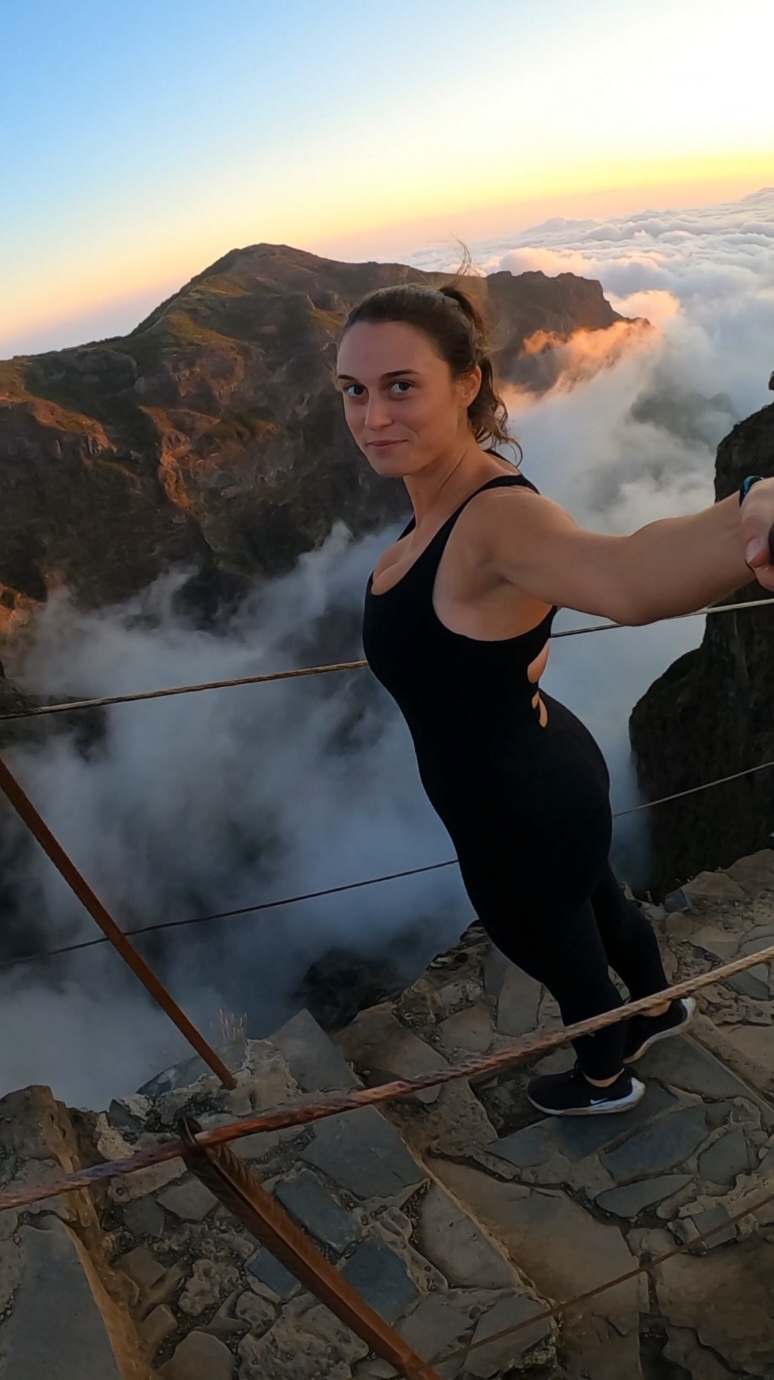 Above the clouds at sunset! Stavolta, nella mia sfortuna sono stata fortunata. Ci troviamo a 1818 metri d'altezza in uno dei posti più famosi di Madeira. Preferisco luoghi meno comuni, ma questo è stato uno dei miei preferiti!  #madeira #picodoarieiro #picoruivo 