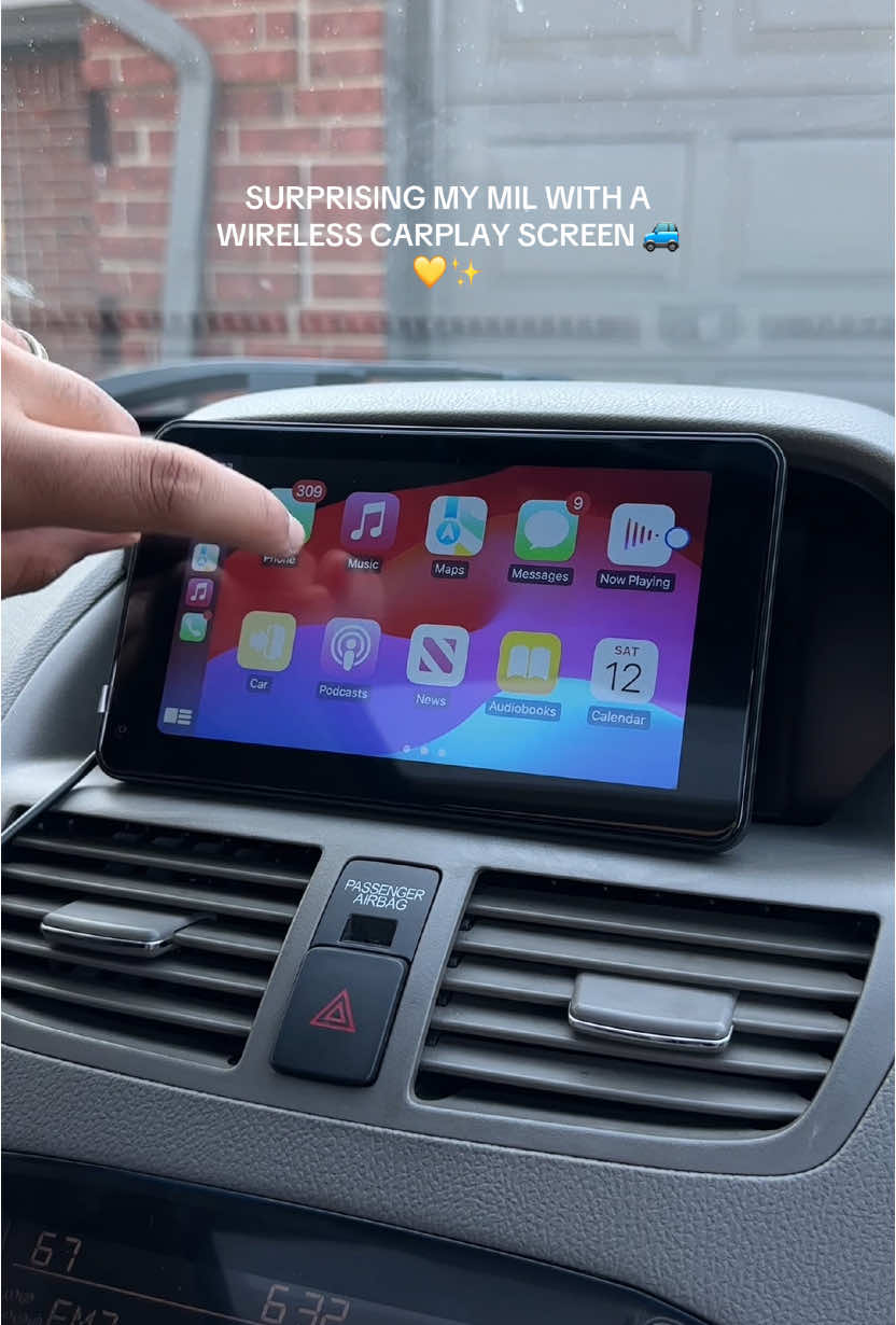 This wireless carplay made her music sound sooo much better, she literally thought her speakers were broken before. It has music, maps, handsfree siri & more 🚙💛✨ #wirelesscarplay #carplayscreen #caraccessories #carmusthaves #carplayforanycar #fyp #carplaysystems #blackfridayshopping #falldealsforyou