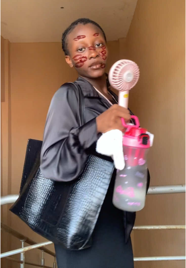 school girl. 🥹  #firstdayofclass 📚  #university #privateuniversity #ootdinspo #outfitinspo #outfitoftheday #pink #totebags 