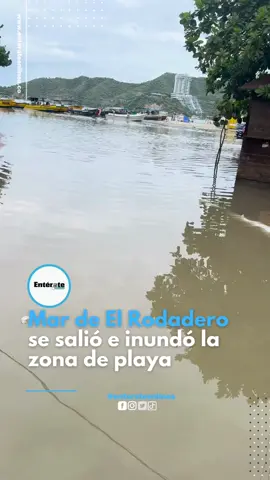 Este puente festivo, el mar de El Rodadero uno de los más tranquilos de Santa Marta presentó un cambio inusual en sus condiciones, incrementando su oleaje y turbidez hasta el punto de desbordarse e inundar gran parte de la playa. 