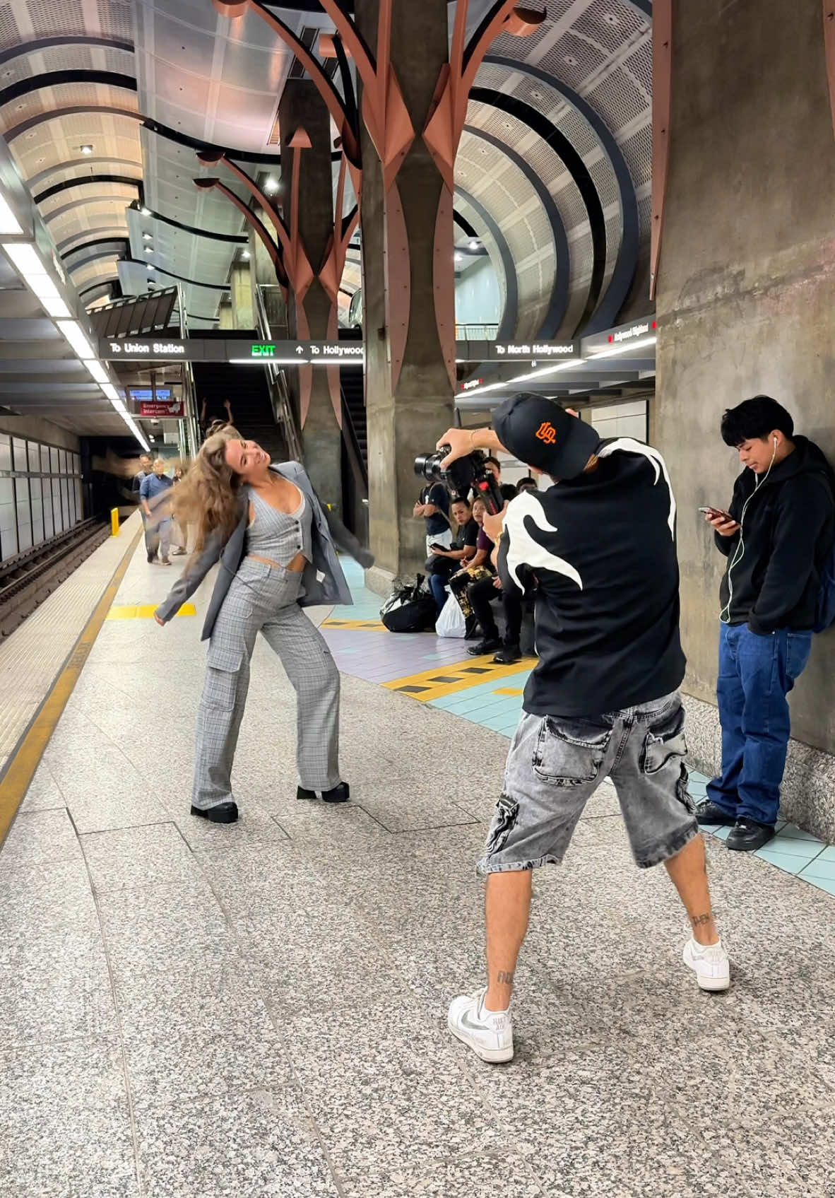 It’s the guy on the side who had no idea what was happening until the end 🤣 wait for it dc: @JaQuel Knight #diva #dance #behindthescenes @JUSTIN 