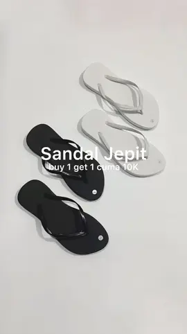 cuma 10ribuan dapet 2 lagi 😭 ini mah kalau yang sering ilang sandal gabakal rugi juga 🫣👀 #sandal #sandalwanita #sandaljepit #sandaldaily #promoguncang1111 #racunsandal 