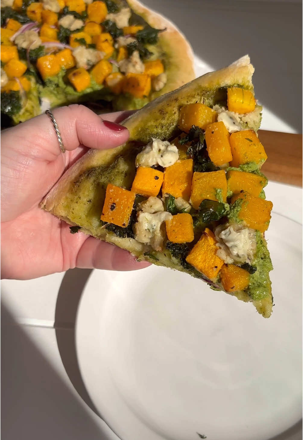 Fall pizza — pesto cream, butternut squash, red onion, crispy kale & vegan cashew cheese 🤤🍕🍂.           #veganpizza #veganrecipes #veganfallrecipe #pizzavegan #butternutsquash 