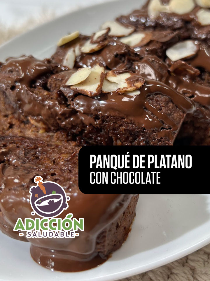 #AdicciónSaludable | 🍌🥞 A todos se nos antoja un pastelito de vez en cuando, y qué mejor si es una receta fit y además frutal, apréndete este panqué de plátano que se volverá de tus favoritos. 🍌 🍌Ingredientes:  3 plátanos maduros 2 huevos 1 cda de yogurt griego sin endulzar 1 cdta de extracto de vainilla ¼ taza de miel de abeja 1/4 taza de aceite de coco derretido (o aceite de oliva) 1 ¼ taza de harina de avena 1 cdta de canela en polvo 1 cucharada polvo para hornear ¼ taza de cacao en polvo 1 pizca de sal ¼ taza de chispas de chocolate amargo sin azúcar 🍌Procedimiento: 1. En un bowl, vamos a machacar los plátanos para hacerlos puré y agregar huevos, extracto de vainilla, miel de abeja, aceite de coco derretido y yogurt griego sin endulzar.  2. Mezclar. 3.Por otra parte, integrar harina de avena, canela, polvo para hornear, cacao en polvo y sal. Agregar los productos secos en los húmedos poco a poco de manera envolvente. Añadir las chispas de chocolate e incorporar suavemente. 4. Pasar a un molde previamente engrasado y enharinado. 5. Introducir a un horno precalentado a 180 °C por 45 minutos. 6. Sacar, dejar enfriar y terminar con chocolate sin azúcar derretido y almendras fileteadas.  y disfrutar. 👩🏻‍🍳: @daniela.torres.h