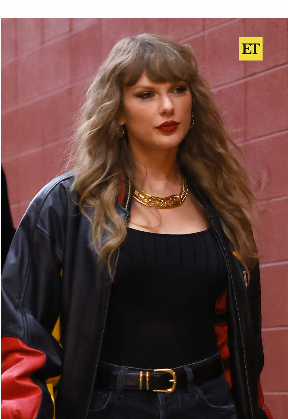 Taylor Swift has arrived at tonight's Chiefs vs. Buccaneers game in Kansas City 🤩 #taylorswift #chiefs #kansascitychiefs #buccaneers 