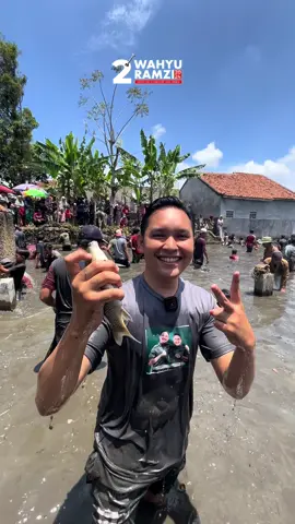 dr. Mohammad Wahyu Ikut Ngubek Lauk di Bunisari Warung Kondang, Meriahkan Hiburan Warga dr. Mohammad Wahyu turut serta dalam acara ngubek lauk di Bunisari, Warung Kondang, sebagai bagian dari hiburan yang disambut antusias oleh warga. Kehadiran dr. Wahyu dalam kegiatan tradisional ini menunjukkan kedekatannya dengan masyarakat dan dukungannya untuk melestarikan kearifan lokal yang mempererat kebersamaan. #cianjurerabaru #drMohammadWahyu #cianjurlebihkece #cianjur #pilkadacianjur #abiramzi #wakilbupaticianjur #bupaticianjur #wahyuramzi #baladmohammadwahyu #cianjurerabaru #drmohammadwahyu