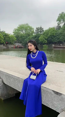 Tông màu trơn tôn da số 1 chính là màu xanh coban ạ 🥰 #aodaitron #aodaitruyenthong #aodaitronnhieumau #aodaicachtan #aodai #aodaiquynhnguyen 