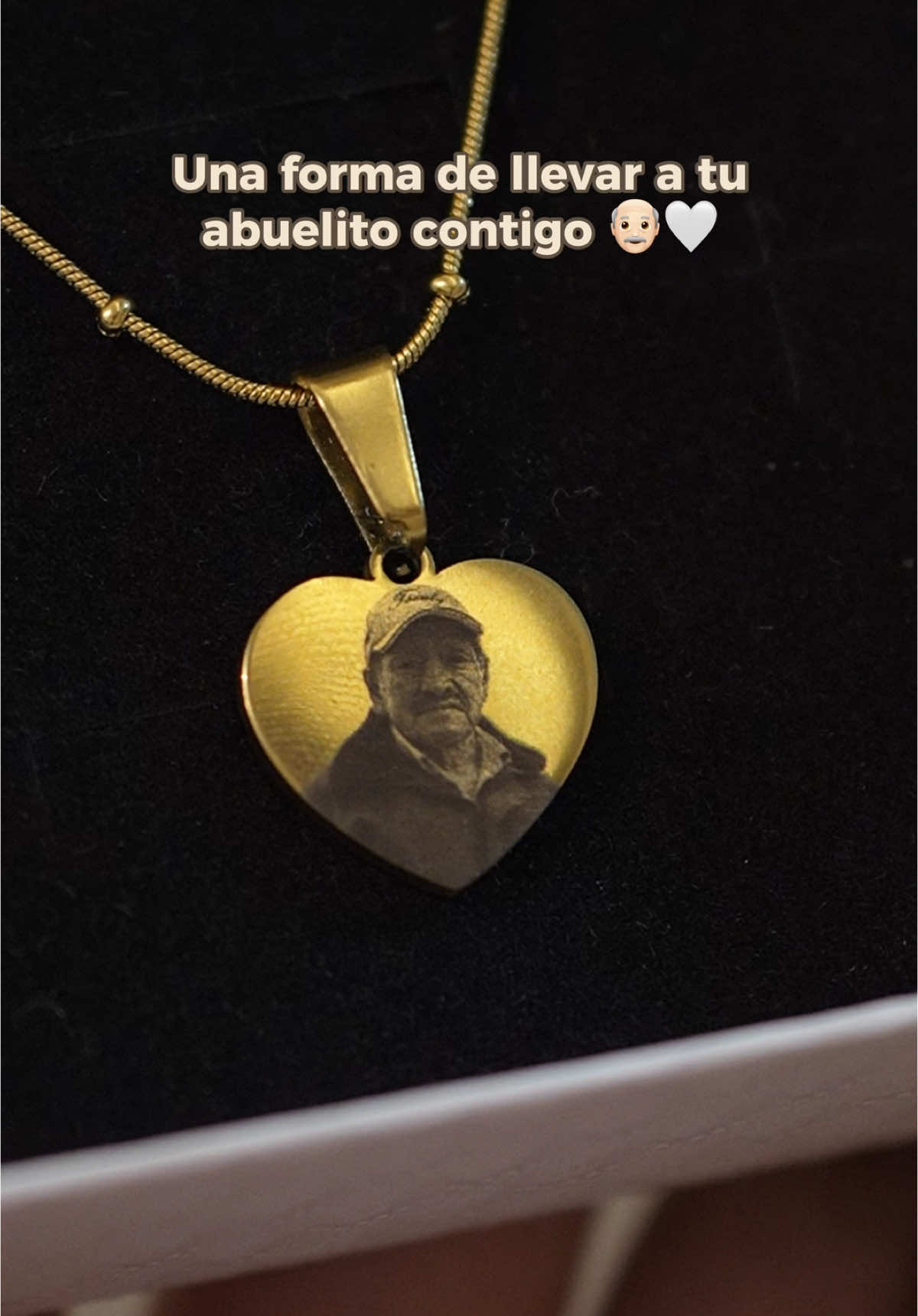 Un recuerdo eterno de tu abuelito 👴🏻 ✨❤️ Una fotografía que vale más que mil palabras, llévalo siempre contigo. 💖  🔹 Listo en solo 24 horas 🔹 Incluye empaque de regalo GRATIS al mostrar este video 🎁 Graba tu recuerdo hoy mismo y sorprende a alguien especial con el detalle. ENVÍO GRATIS 🚕 📲 ¡Solicítalo YA! #johanaaccesorios #cusco #fotograbado #fotograbadoslaser #collarpersonalizado #regalos #joyaspersonalizada #fotoalaser #abuelo #parati #papa #miqueridoviejo 