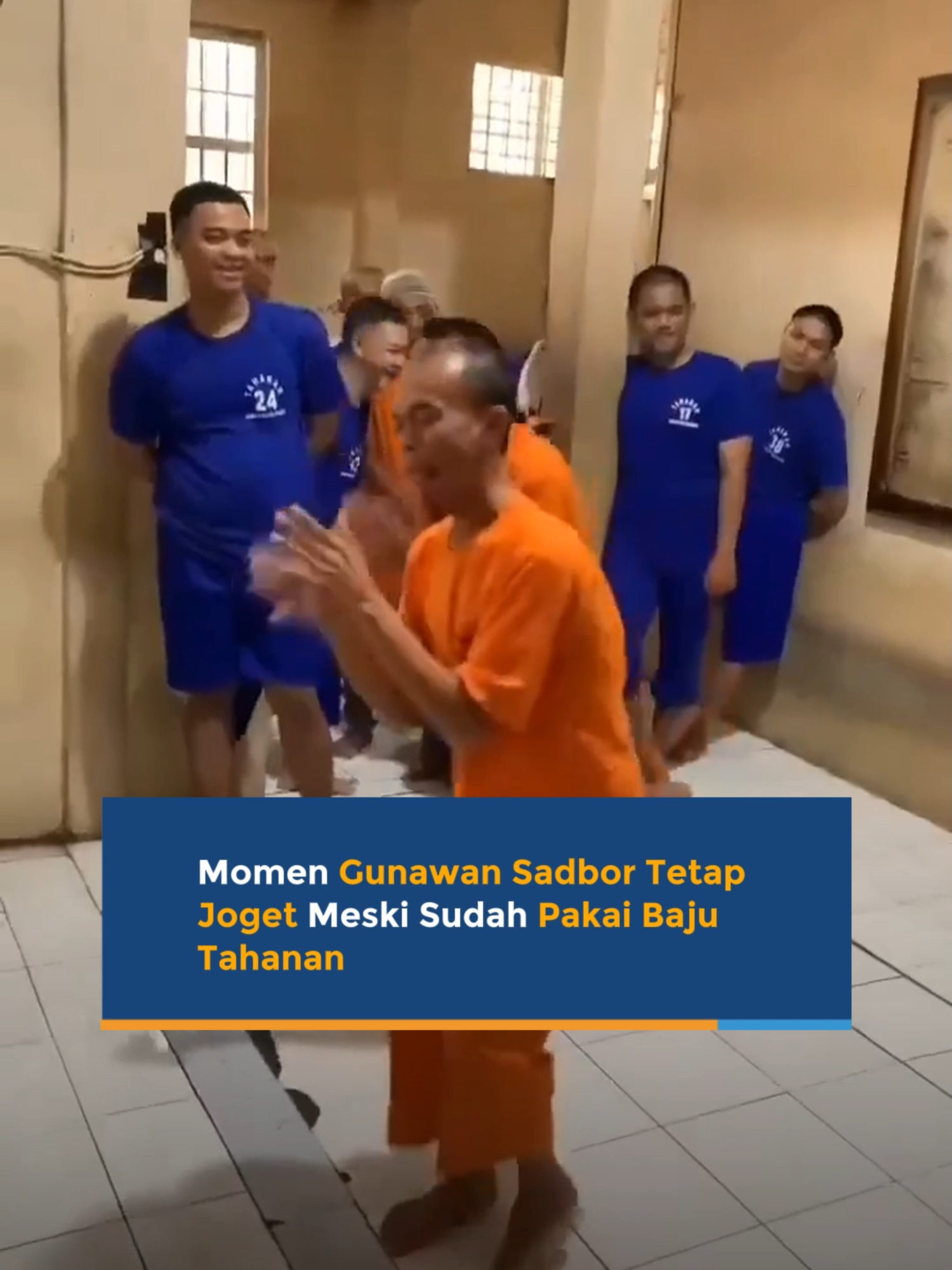 Gunawan Sadbor, masih melakukan joget khasnya dengan memakai baju tahanan. Dalam video yang beredar di media sosial X, Gunawan Sadbor tampak asyik memperlihatkan joget khasnya di dalam lapas. Joget tersebut juga disaksikan para penghuni lapas lainnya yang merasa terhibur dengan tingkah Gunawan Sadbor. #viral_video #viralvideo #viraltiktok #viralnews #viralnewsvideo #trending #trendingvideo #trendingtiktok #trendingnow #fypシ #viral #news #fypシ゚viral #fyp #fy #fypage #sukabumi #sukabumijawabarat #jawabarat #sadbor #judol #tahanan #lapas #joget