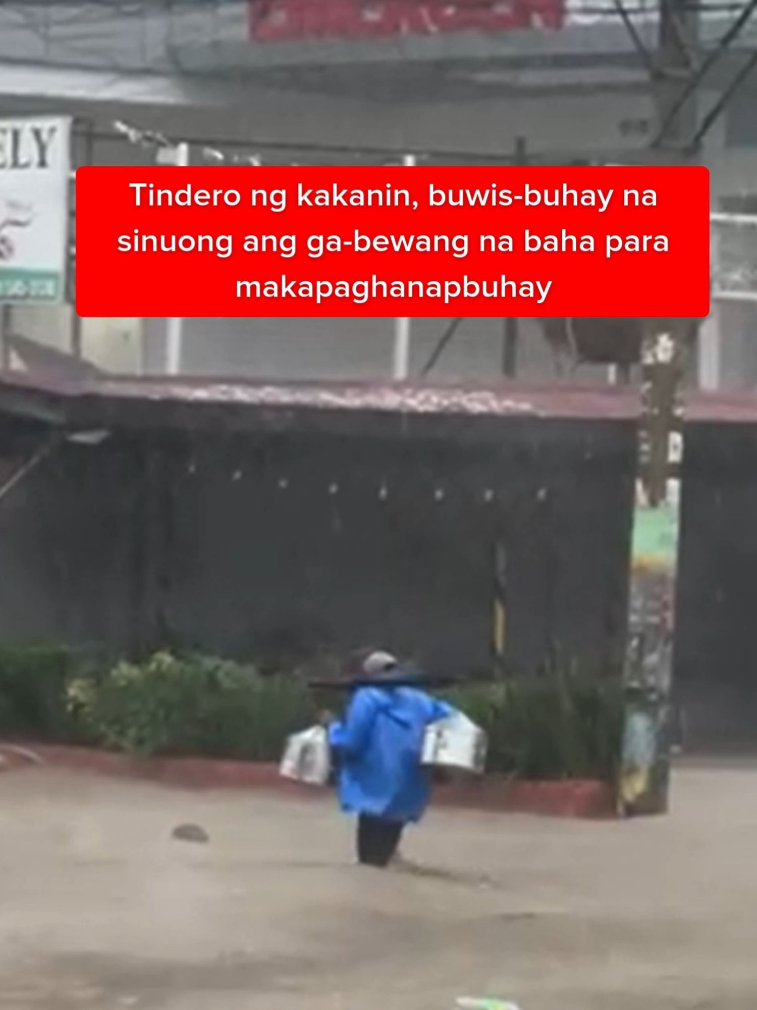 Tindero ng kakanin, buwis-buhay na sinuong ang ga-bewang na baha para makapaghanapbuhay #KMJS | Kapuso Mo, Jessica Soho