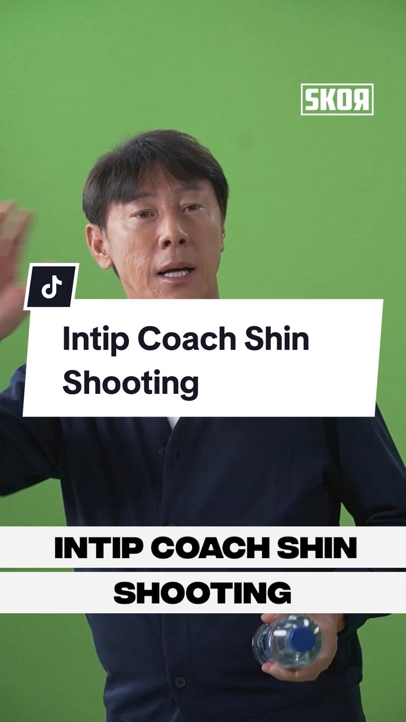 Selain piawai menahkodai Timnas, ternyata Coach Shin juga piawai berakting lho Skorer! Beruntungnya Minskor bisa lihat Coach Shin shooting langsung.🤩 Jangan lupa terus dukung Timnas Indonesia dan memilih air mineral pilihan Timnas Indonesia, AQUA 100% Murni! #skorview #TimnasIndonesia #Aqua100%Murni #olahragatiktok 