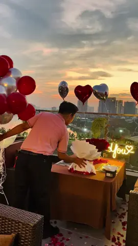 Chúng mình đã chuẩn bị những gì để khách hàng có được một buổi cầu hôn lãng mạn và bất ngờ bên hồ Tây xinh đẹp? Là nhà hàng cầu hôn ở Hà Nội được rất nhiều khách hàng yêu thích không chỉ bởi sở hữu view có 1-0-2 ra hồ Tây, sự chu đáo và tỉ mỉ của Love St cũng nhận được sự yêu thương từ khách hàng. Liên hệ với chúng mình để được tư vấn về menu và set decor phù hợp cho dịp cầu hôn của bạn nhé #nhahangcauhon #hanoi #lovestcafebistro #henho #cauhon 
