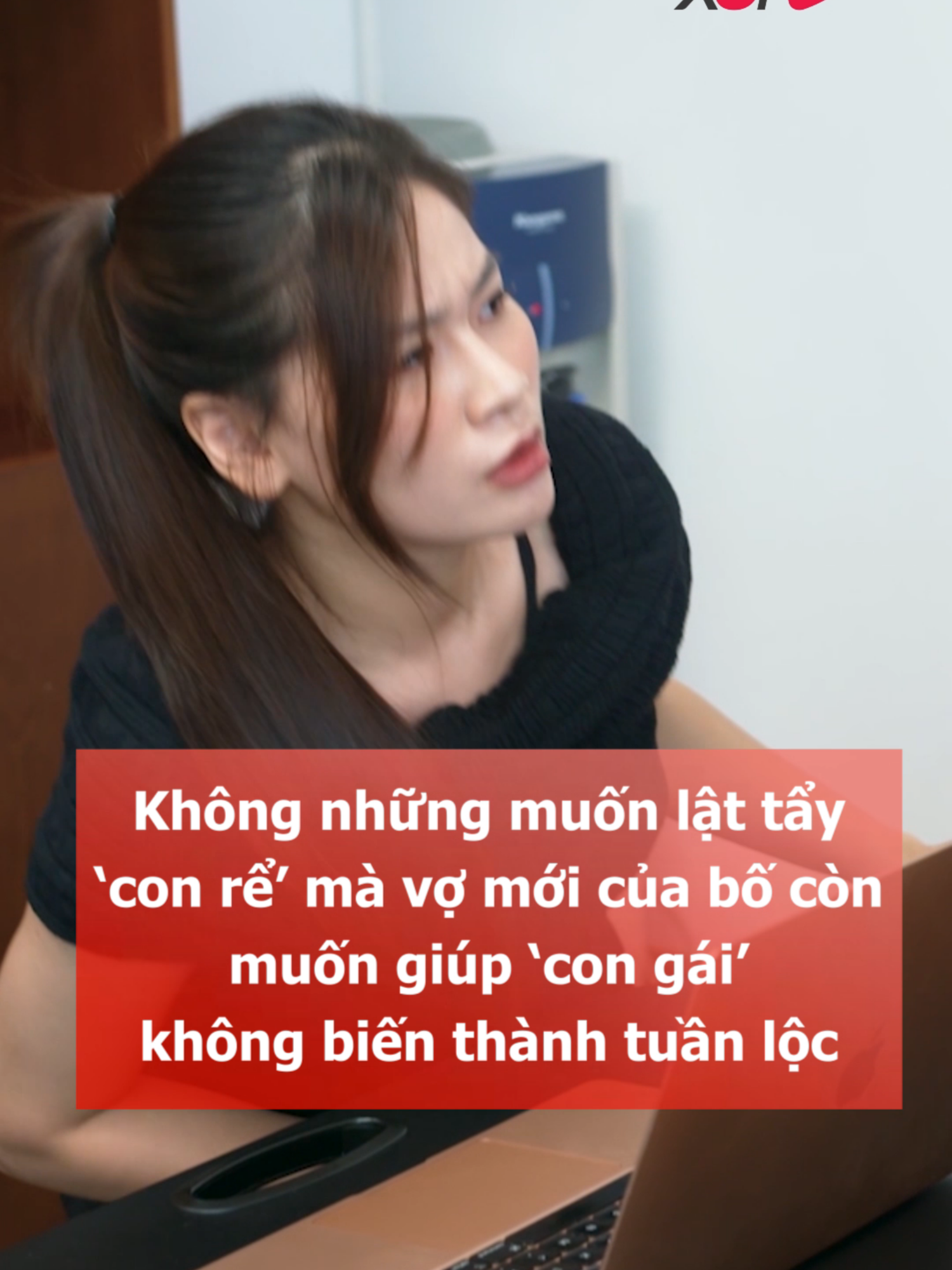 Không những muốn lật tẩy ‘con rể’ mà vợ mới của bố còn muốn giúp ‘con gái’ không biến thành tuần lộc #Nhatkymocsung #KemXoiTV ----------------------------- Phim “Nhật Ký Mọc Sừng” phát sóng định kỳ vào 20h hàng ngày trên các nền tảng Kem Xôi TV (Fanpage, Youtube, Tiktok). Tất cả nội dung trong video là dàn dựng mang mục đích giải trí và được trích từ phim: Nhật Ký Mọc Sừng