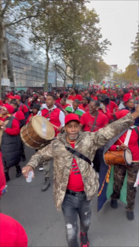 lors de la manifestation du Rpprac972 à Paris Que tu sois antillais ou pas si tu suis le mouvement contre la vie chère  aux Antilles et le colonialisme enfantine qui ne cesse on envahit les réseaux sociaux avec les hashtag #martinique #rubanrouge #viechere #rpprac972  @le_R_972  chacun d'entre nous participons à notre niveau avec un j'aime une republication pour que l'information circule dans le monde entier @lavolgalafolie #ler972 #fypシ゚  #martinique #972 #Martifamily #VieChère #rubanrouge  #creatorsearchinsight searchinsight #rpprac972 #rppracparis #rpprac #guadeloupe #reunion #guyane #canada #Haïti #saintdomingue #domique #saintlucia #suriname #mobilisationmartinique #manifestationMartinique   #cuba #royaumeuni #belgique🇧🇪 #suisse #Allemagne #espagne #jamaica #cotedivoire🇨🇮 #abidjan #japon  #togo  ❤️💚🖤  #info #news 