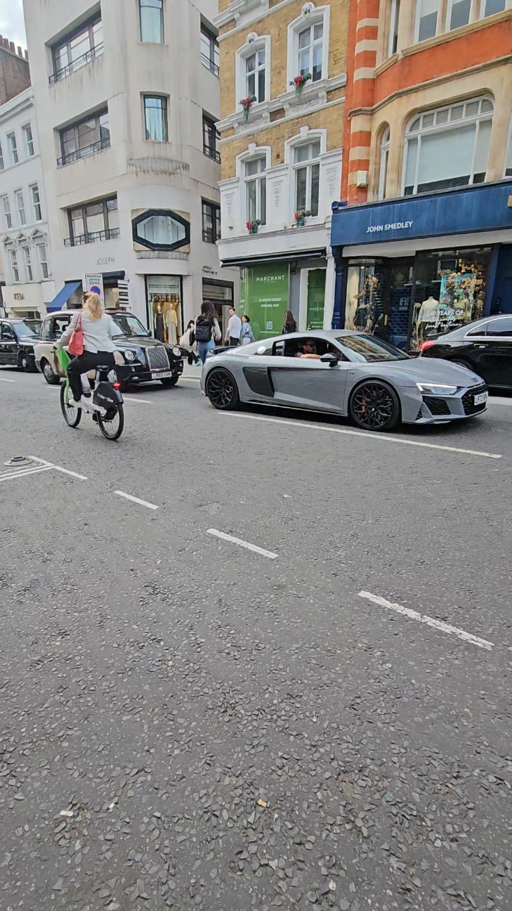 I need to start buying something oooooo 😭 . . Big up my broda and sista one time 🙌🏾🙌🏾🙌🏾❤️ . . #audir8v10plus #audir8 #r8v10plus #r8 #v10plus #ridewifme 