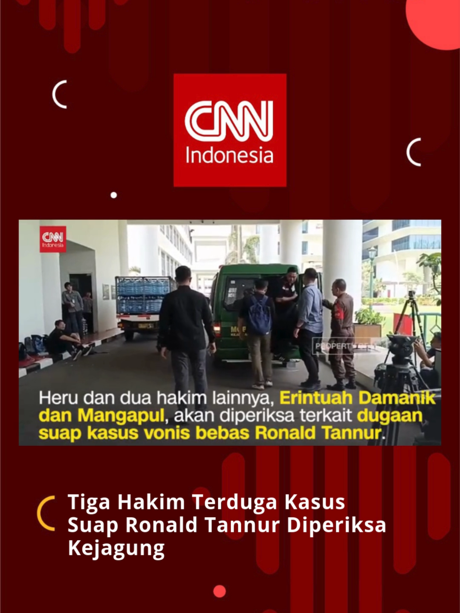 Kejaksaan Agung (Kejagung) memeriksa 3 hakim PN Surabaya di gedung Kejaksaan Agung, Jakarta. Ketiga hakim yang terdiri dari Erintuah Damanik selaku hakim ketua serta Mangapul dan Heru Hanindyo, yang merupakan tersangka kasus suap terkait vonis bebas terdakwa Gregorius Ronald Tannur akan menjalani pemeriksaan hari Selasa (5/11).    Ketiganya diterbangkan langsung dari Surabaya, Jawa Timur dengan 3 jadwal kedatangan pesawat yang berbeda. Sebelumnya, Zarof Ricar, mantan pejabat tinggi di mahkamah agung yang diduga berperan sebagai makelar kasus dalam pengurusan perkara kasasi Ronald Tannur telah tiba lebih dulu di gedung Kejaksaan Agung. #cnnindonesia #kejagung