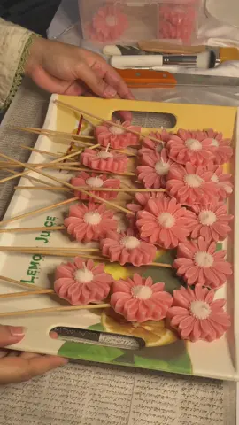 Daisy candles as wedding fabours 🌸✨  whatsapp us your queries!! #candle #candles #candlemaking #candletok #candleofhope #candlesoftiktok #candlelover #weddinggifts #weddingfavours #weddingtok 
