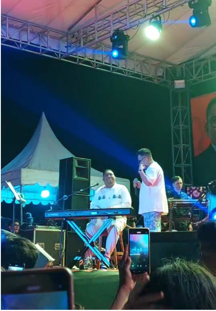 Mario Nangis saat membawakan lagu ‘ Jangan Lupakan Aku “ bareng andmesh #mariogklau #newsingle #seharisaja #andmeshkamaleng #andmesh 