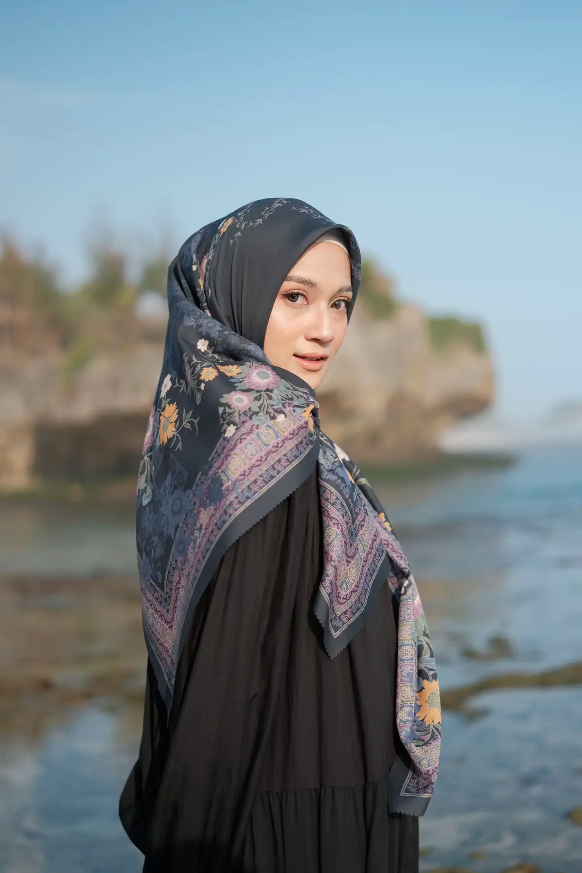 #beachvibes #beachday #modelshoot #hijabmodels #modelhijabfashion #jogjaistimewa 