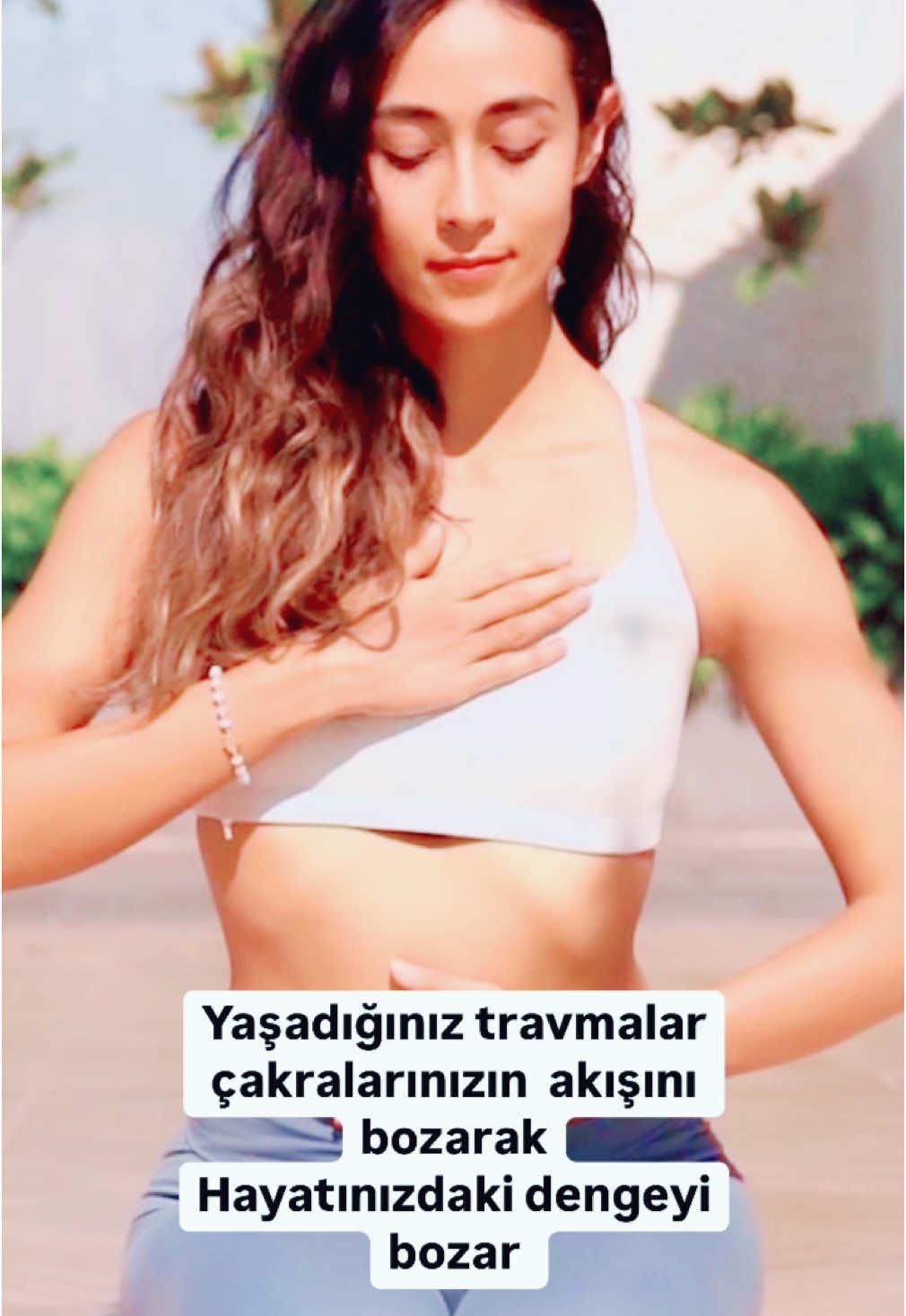 Çakralarınızdaki akışın bozulması yaşamınızdaki tüm dengeleri bozar. Nasıl mı? Yaşanılan tüm travmalar, içindeki duyguyla beraber kaydedilir ve her bir duygu ait olduğu çakra alanında birikerek oradaki enerji akışı engeller .  Akmayan enerji o bölgedeki Rezonansı bozarak, önce ruhsal sonra, duygusal sonra ,bedensel sistemlere zarar verir. Kişinin hayatında bir çok anlamda bozulmalar başlarken hastalıklar kendini gösterir  Yaşanılan travmalar ve negatif duygular , hangi çakra ile alakalı ise o çakradaki akışı bozarak, çakranın dengesini bozar, dengesi bozulan çakralar,negatif yönde çalışır ve kişi hayatında olumsuzluklar terslikler yaşamaya başlar  konunun devamı YouTube kanalında yayında 🤍 #ruhsağlığı #ruhsalgelişim #farkındalık #kişiselgelişim #mindfulness #bilinçaltı #bilinçaltı #uyanış #ruhsalşifa #ruhsalyolculuk #ruhsalşifa #ruhsalşifa #uyanış #ruhsalyolculuk #çakra #kesfet #fyp