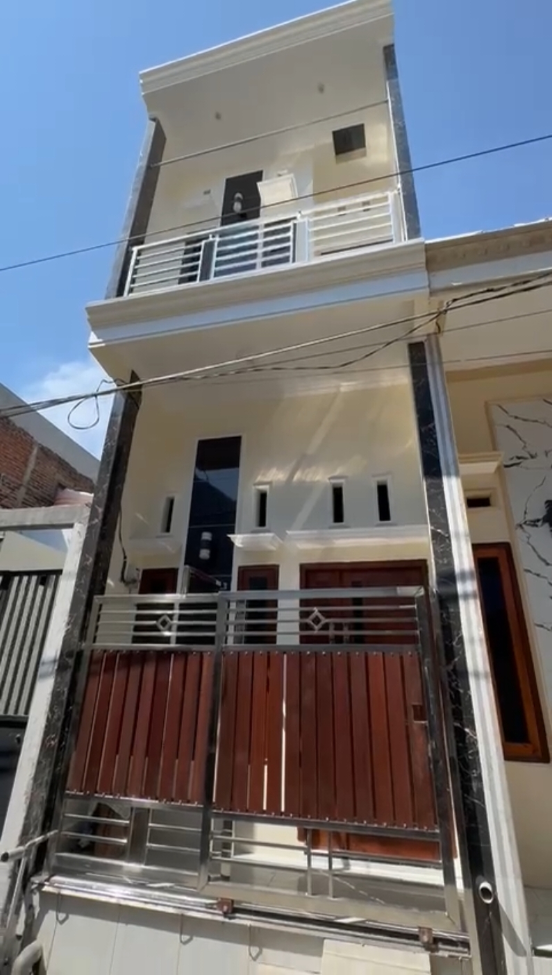 Ready/Siap Huni  #Rumah Minimalis 2 lantai Lokasi di  #KAPASMADYA #Surabaya Selling Point: ➡️ ± 2 Menit jl.#KedungCowek ➡️ jl.#Kenjeran ➡️ ± 7 menit jl.#Merr ➡️ jl.#KapasKrampung ➡️ jl.#Kapasan 🟨 Uk.±3x8 meter 🏠 2 Lantai full bangunan ✅ 3 Kamar Tidur ✅ 2 Kamar Mandi 📄 Petok D + AJB Notaris 💸 Harga 350 juta Hubungi Kami Langsung Developer 📱/WA. 089 6644 56788 08573 2222 660 #rumahmurahsurabaya  #rumahsurabaya  #vanyproperty  #jualbelirumah  #jualbelitanah  #property #viraltiktok #videotiktok #videoviral  #videoviraltiktok #foryoupage #foryou #fyp