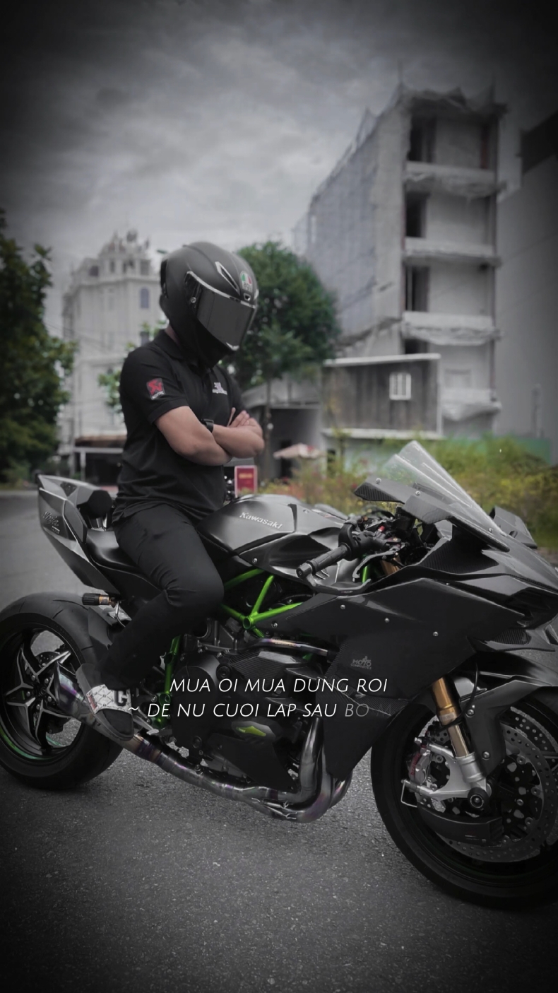 Nghe nói chiếc màu đen mạnh dữ lắm 😆 #H2 #ninjah2 #kawasakih2 #h2 #agvpista #agv#kawasakininja #pkl#pklvn #moto #motorcycle #xuhuong #trending