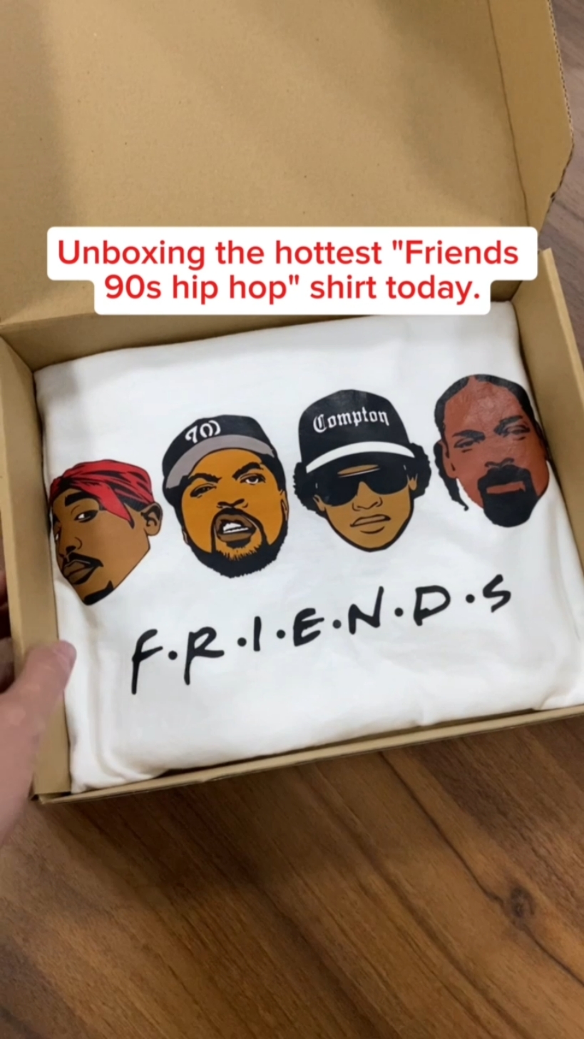 The shirt contains legends🤩🤘  #hophoplegend #hiphopmusic #hiphop #viraltshirt #trending #graphictees #tshirt #90shiphoptiktok #90svibes #90shiphop #90slegend #snoopdogg #vintagevibes 