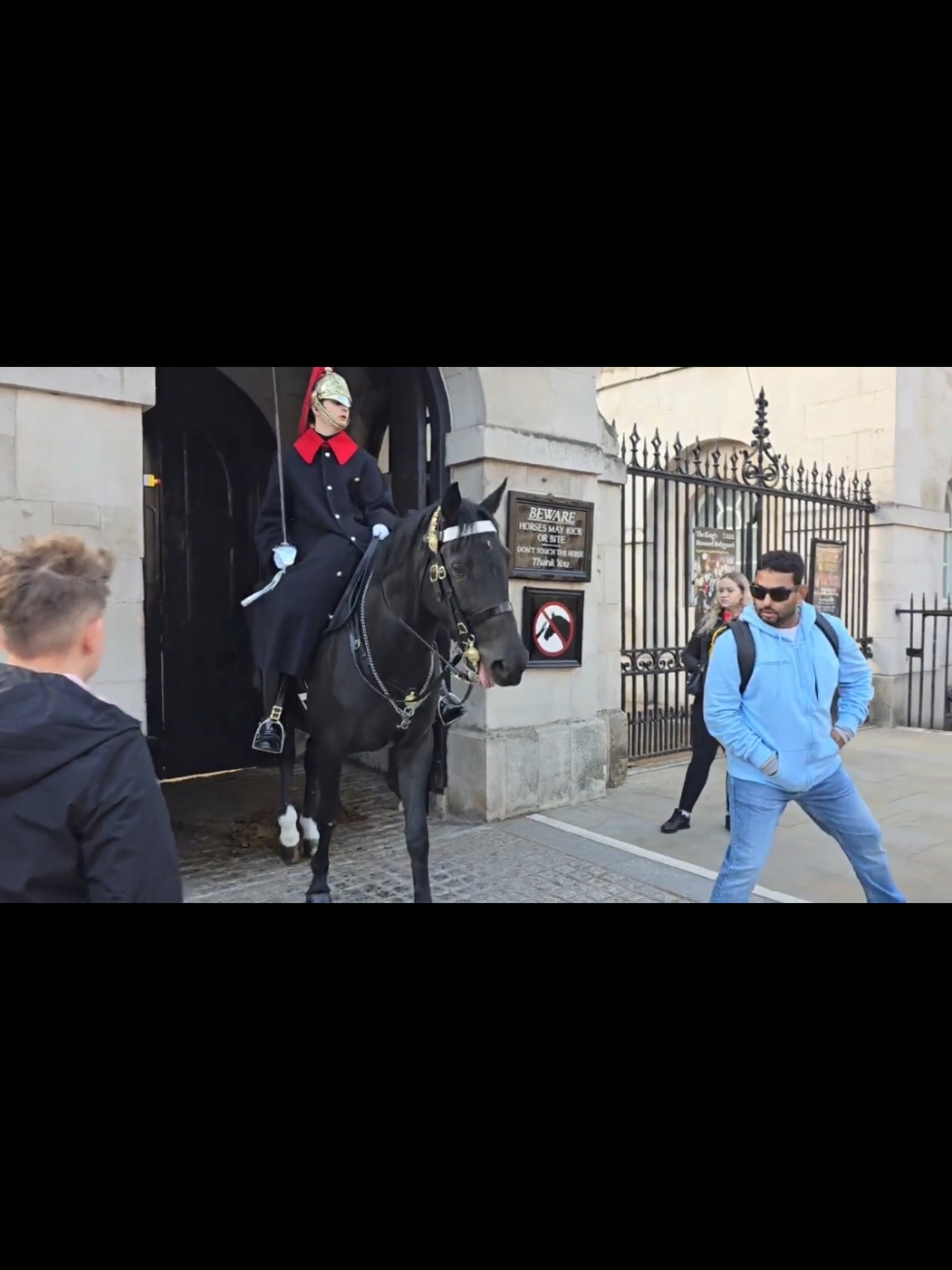 #britishmilitary #horse #london #kingsguard #royalguards #tourist 