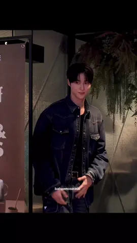 he's so busy. super star wooseokie #byeonwooseok #변우석 #fyp #wooseok #wooseokie 