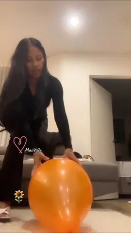 Heel pop 🎈 . . . #foryoupage #foryou #balloonenthusiast #orangeballoon