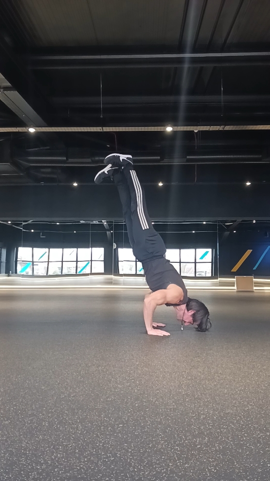 Handstand push up training. All my recent balance and Pike push up work is starting to pay off. #calisthenics #handstand #handstandpushup 