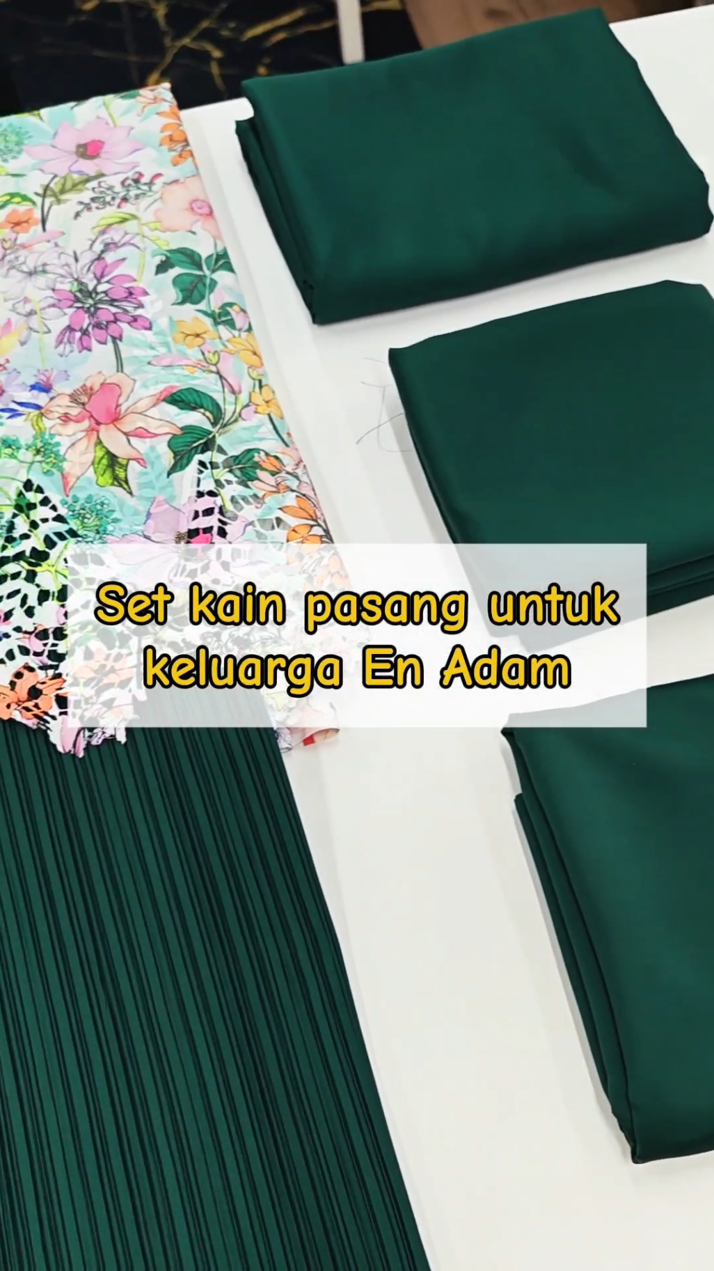 Setahun hanya sekali sahaja kita akan pakai baju raya sedondon satu keluarga. Dari ayah ke mak ke anak anak semua akan pakai warna baju yang sama atau corak baju yang sama. Hanya Hari Raya Aidilfitri sahaja kita dapat create moment satu keluarga. Satu kenangan yang akan terpahat di minda kita. Alhamdulillah customer kami dari Kuala Lumpur datang ke kedai tadi dan minta kami carikan kain pasang warna Dark Green. Dan isteri pertama En Adam berminat dengan set Cotton Lace untuk buat Sedondon satu keluarga. Tetapi tiba2 isteri En Adam cakap kena buat satu set lagi untuk adik madu. Terkedu kejap Alhamdulillah rezeki En Adam dapat isteri isteri yang baik. Suha doakan semoga hubungan mereka semua baik baik sahaja sehingga jannah Jika nak beli kain pasang boleh terus inform suha #cottonlace #cottonlaceTheTypoShop #kainCottonLace #kainpasang #valentinodullsatin #kainpasangterkini #kainpasangmurah #kainpasangsedondon #kainpasanglace #kainpasangraya #kainpasangonline #kainpleated #kainpleatedTTS #thetyposhop #bajuraya #bajurayasedondon #premiumPleated #dullsatin #dullsatinmurah #valentinodullsatinpleated #kainvalentinodullsatin #sedondonbajukahwin  #lacethetyposhop #lacecantik #lacecantikmalaysia 