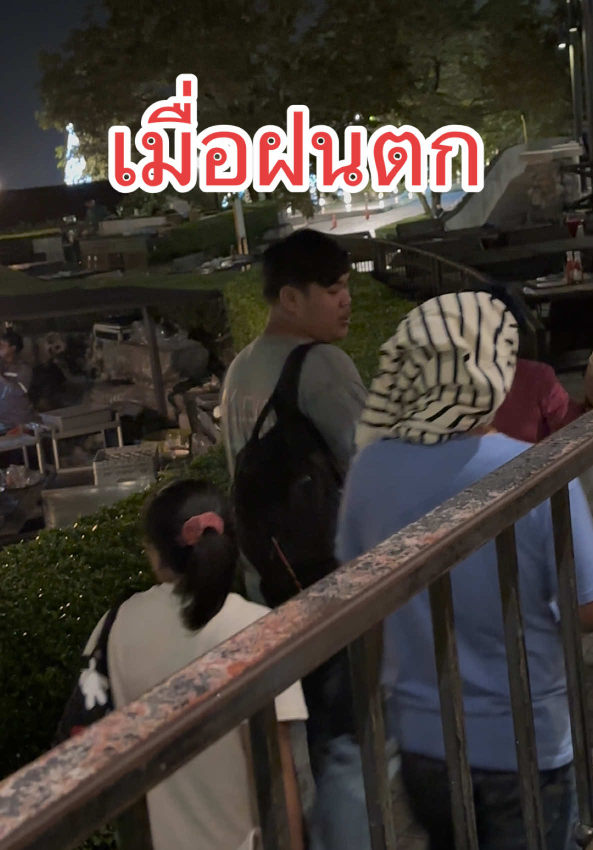 คนนั้งเต็ม ฝนตกเฉย #เขาใหญ่ #มิสวินเทอรเขาใหญ่ 