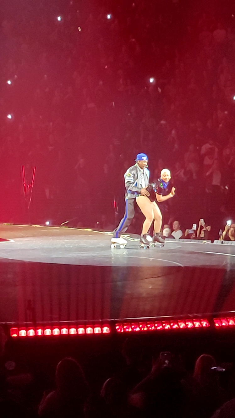 Usher making love in the club in Minneapolis, MN!  #usher #usherconcert