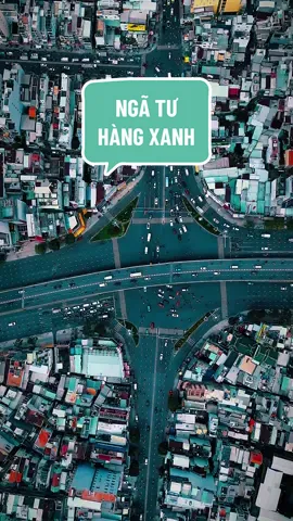 Hàng Xanh là tên một ngã tư lớn ở quận Bình Thạnh, Thành phố Hồ Chí Minh, nơi giao giữa đường Điện Biên Phủ (nối với Xa lộ Hà Nội) và đường Xô Viết Nghệ Tĩnh (nối với Quốc lộ 13). Đây là một trong những nút giao thông quan trọng để các tỉnh miền đông nam bộ và miền trung Việt Nam đi vào trung tâm thành phố Hồ Chí Minh. Bốn hướng của ngã tư Hàng Xanh là: Thị Nghè, Đa Kao, cầu Bình Triệu và cầu Sài Gòn. #ngatuhangxanh #flycam #drone #fypシ゚ 