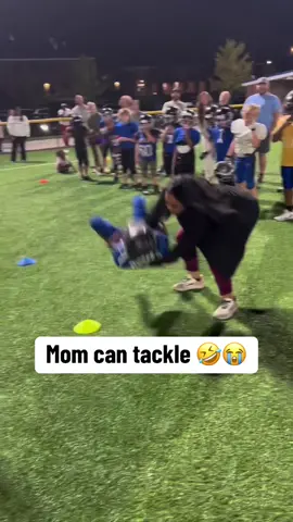 Mom vs. kids tackle drill never gets old 🤣🤣 (@Eternitybg) #football #tackle #MomsofTikTok 