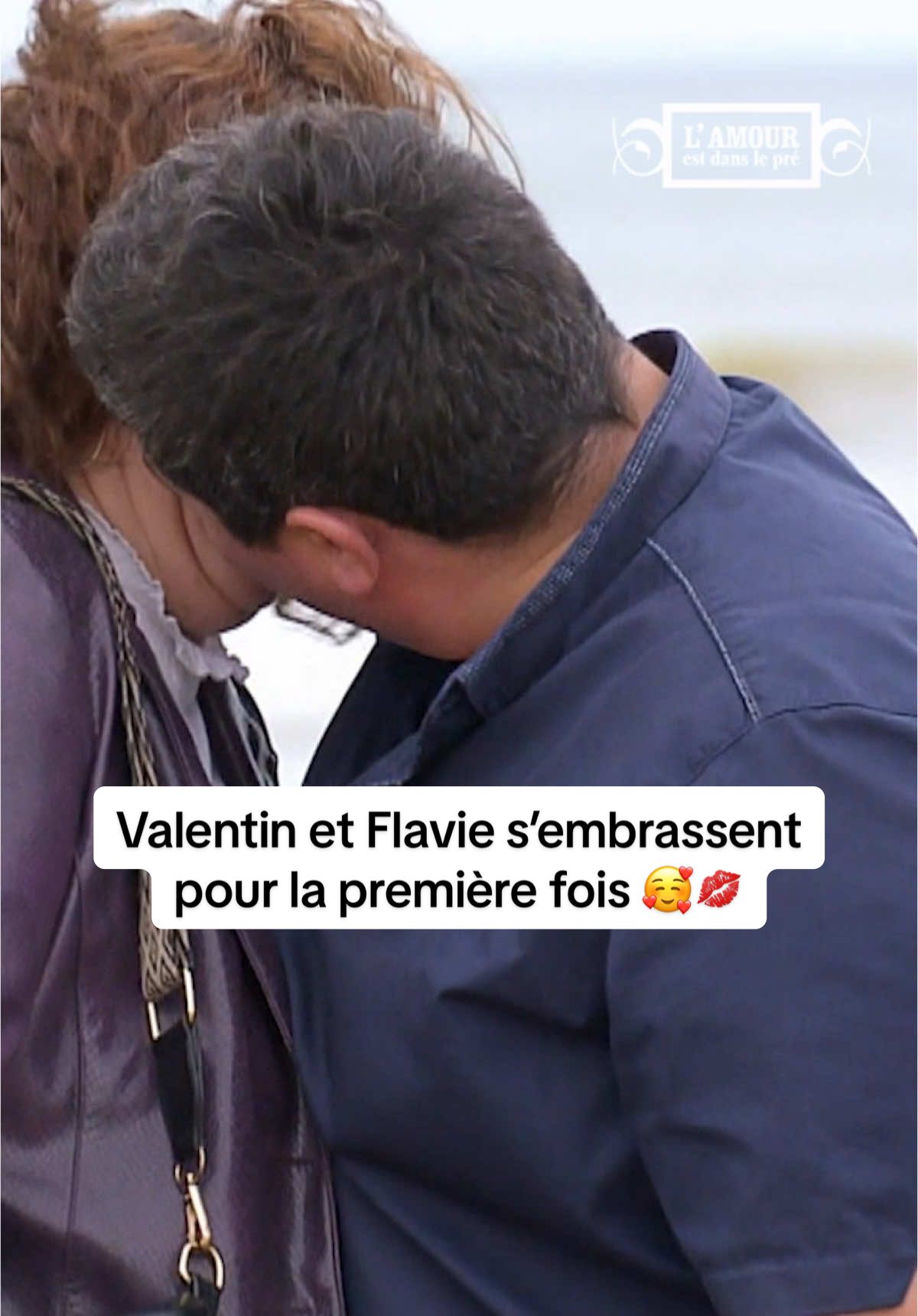 « J’ai besoin d’autre chose pour me réchauffer moi » 😏 L’heure du premier bisou a sonné pour Valentin et Flavie 🥰💋 #ADP, disponible en streaming sur @M6+ #onregardequoi  