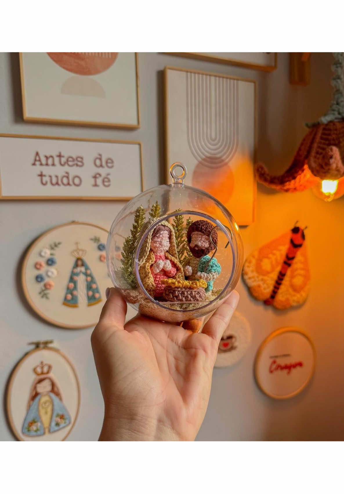 Voce gosta do natal e de decorar aua casa? Então vai adorar essa novidade! Conheça a mini Sagrada Família no terrário, uma peça única e cheia de detalhes que vai encantar sua casa. 🏡💖 Voce pode usar na arvore de natal, na porta ou como centro de mesa‼️Garanta já a sua Sagrada Família e leve um toque de arte e fé para o seu lar. 👉 Clique no link na bio para fazer sua encomenda! 📦💫 #Amigurumi #Crochê #SagradaFamilia #Artesanato #EncomendaJá #Crochê #natal #santinhasdecroche #catolicos #AmorEmCadaPonto #santinhasdecroche #fe #vendas 