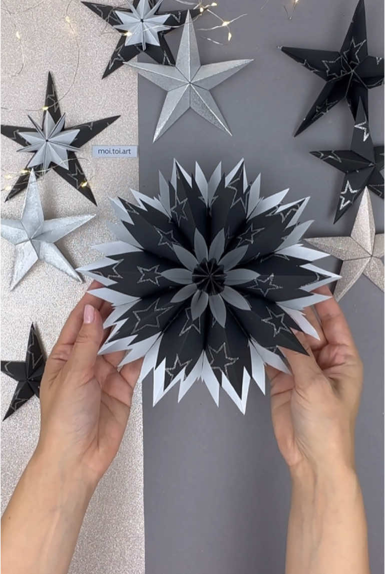 DIY 3D paper snowflake @Moi.Toi.art #christmasdecor #moitoiart #snowflakes #papercraft #christmasdecorations