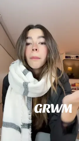 Me di risa con mi chamarra jajaja tenía frío 🥶  MANDEN BUENAS VIBRAS!!!  #grwm #apple #manzanita #celular #iphone #makeup #uni #mariacastañeda 