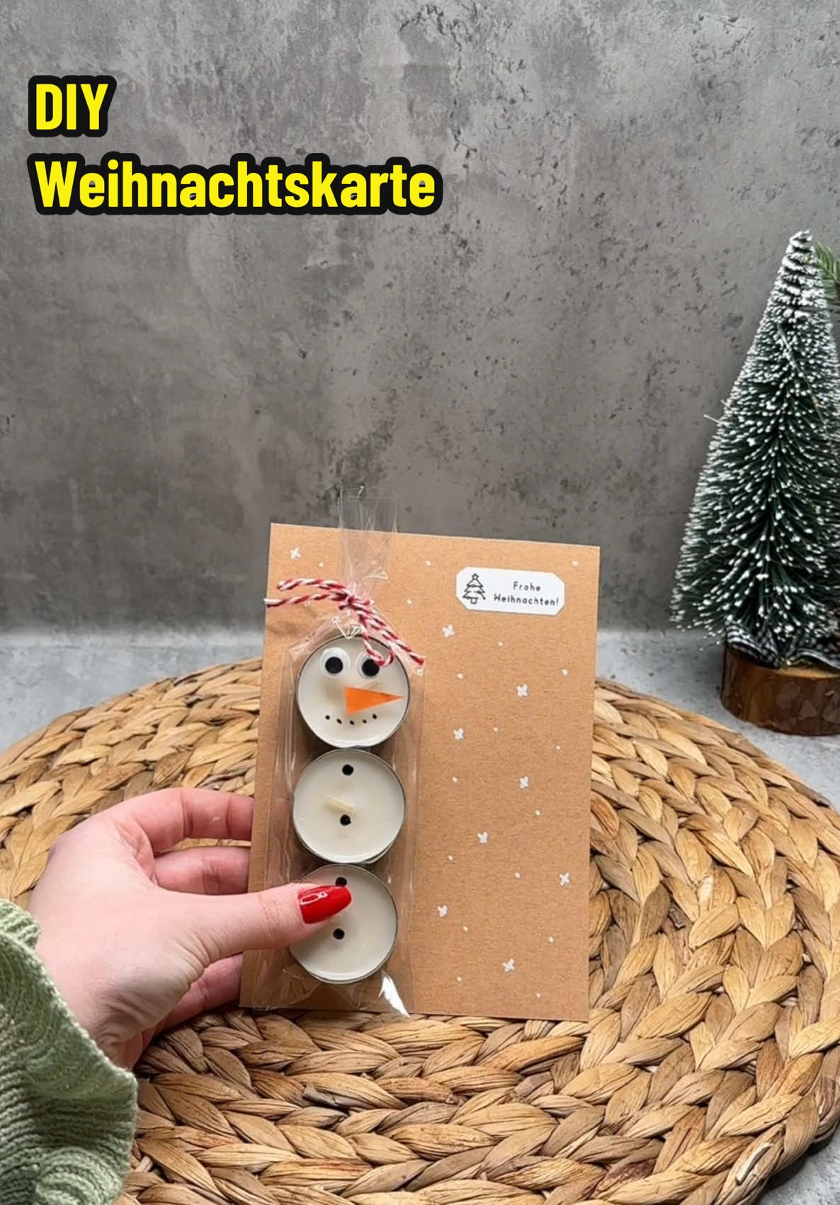 DIY Weihnachtskarte ☃️ Du brauchst: - Eine kleine, transparente Tüte - Eine Karte oder kräftigeres Papier - Drei Teelichter - Band - Orangenes Papier - Weißer und schwarzer Edding - Doppelseitiges Klebeband Ich poste jeden Tag eine Weihnachtsgeschenkidee für euch. Folgt mir daher für weitere Geschenktipps und speichere dir das Video unbedingt ab. ✨ #geschenkideen #geschenk #handmade #weihnachten #handgemacht #DIY #dekoideen #diyprojects #doityourself #geschenkinspo #weihnachtsgeschenk 